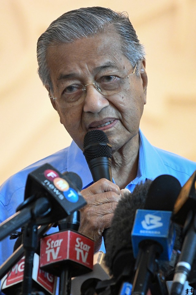 Perdana Menteri sementara Malaysia Mahathir Mohamad saat konferensi pers di Kuala Lumpur, Minggu (1/3). Foto: AFP/Mohd RASFAN