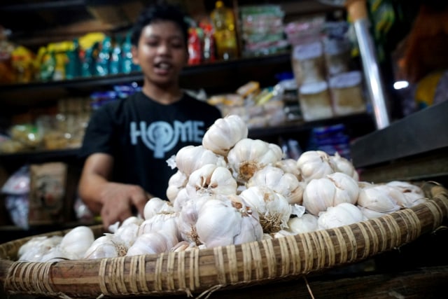 Pedagang bawang di pasar tradisional, di Jakarta. Foto: Fanny Kusumawardhani/kumparan