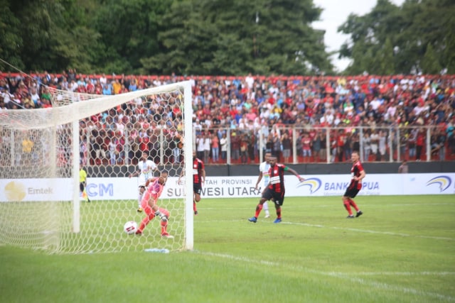 Prosesi gol Boaz Solossa ke gawang PSIS Semarang. Gol ini membuka kemenangan Persipura 2-0 (foto: Febry Kodongan/manadobacirita)