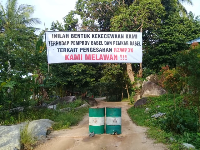 Bentuk kekecawaan masyarakat Batu Perahu, Toboali. Dengan memblokir jalan.