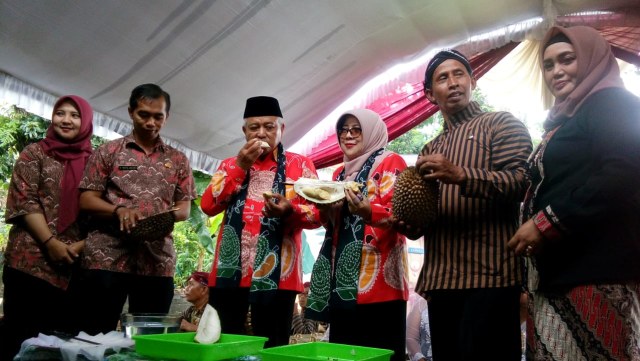 Bupati Malang Sanusi saat menikmati durian di Dusun Kasin, Desa Jombok, Kecamatan Ngantang, Kabupaten Malang. Foto: Hilmi Inaya