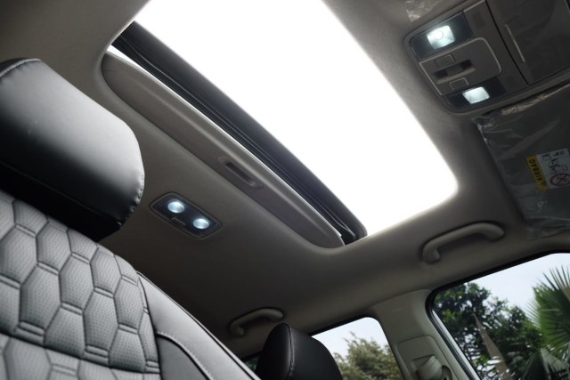 Tak Sulit, Begini Cara Merawat Sunroof dan Panoramic Sunroof Mobil di Rumah (26878)