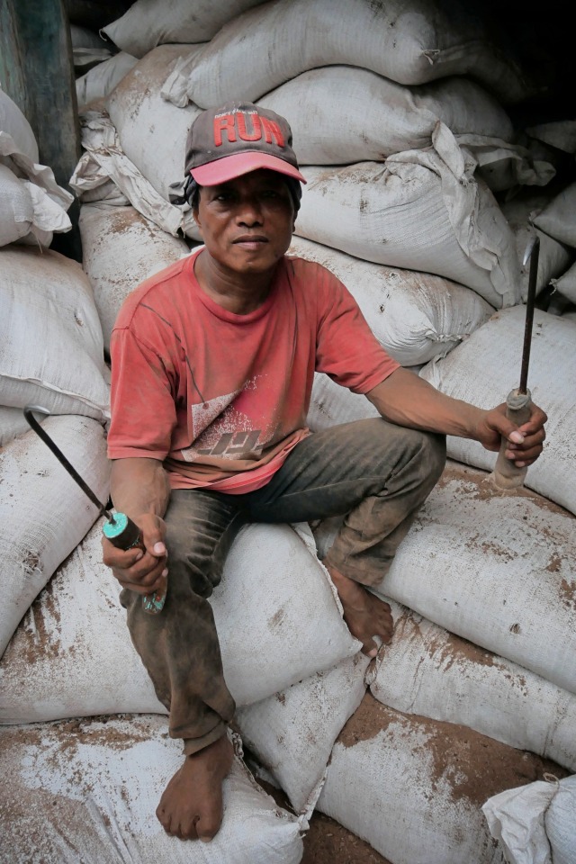 Seorang pekerja beristirahat di Pelabuhan Sunda Kelapa, Jakarta, Minggu (1/3/2020) Foto: Jamal Ramadhan/kumparan