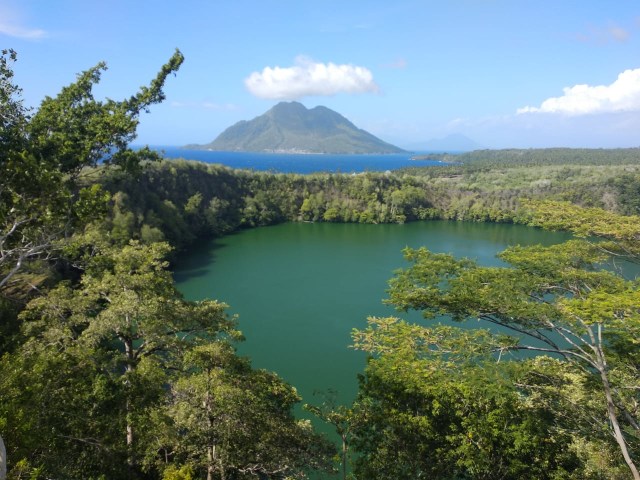 Pemandangan Danau Tolire berlatar Pulau Hiri. Foto: Evka Mawar/cermat