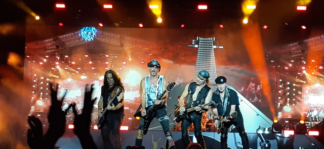 Scorpions saat tampil di JogjaROCKarta International Rock Music Festival #4 di Stadion Kridosono, Yogyakarta  Foto: Arfiansyah Panji Purnandaru/kumparan