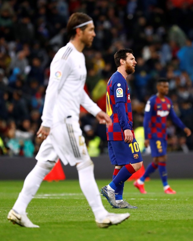 Pemain Real Madrid dan Barcelona jalan bersama. Foto: REUTERS/Juan Medina