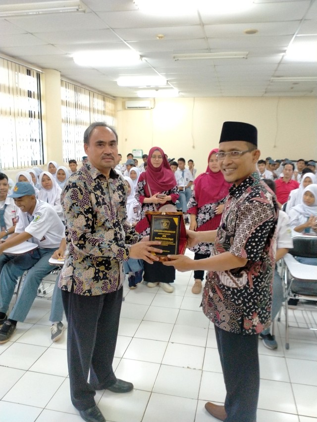 SMK Budiniah, Citeureup Bogor Berkunjung ke Departemen Fisika IPB University