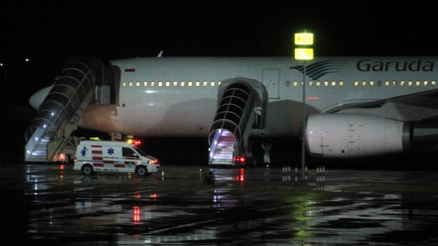 Pesawat Garuda yang membawa WNI kru kapal pesiar Diamond Princess yang dinyatakan negatif virus corona tiba di Bandara Kertajati. Foto: ANTARA FOTO/Muhammad Adimaja