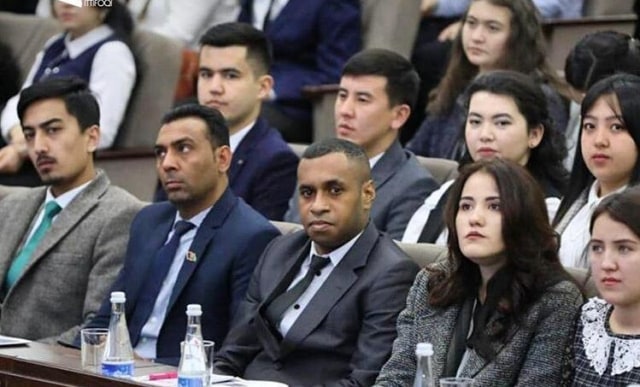 Steve Mara, pemuda asli Papua diantara ribuan anak muda dari negara lain pada kegiatan MUN ﻿dilaksanakan oleh Tashkent State University of Economy di Uzbekistan. 