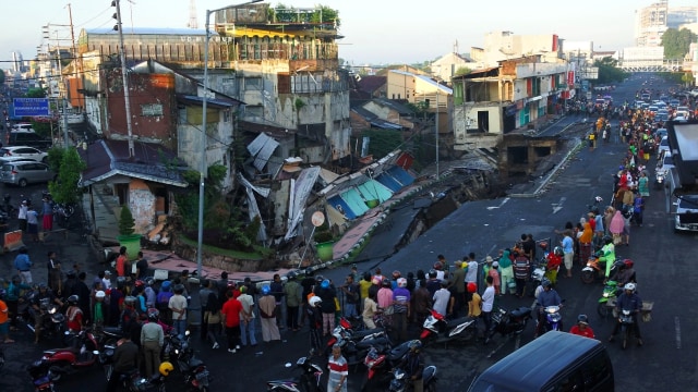 Warga melihat pertokoan Jompo yang ambruk di Jalan Sultan Agung Jember, Jawa Timur. Foto: ANTARA FOTO/Seno