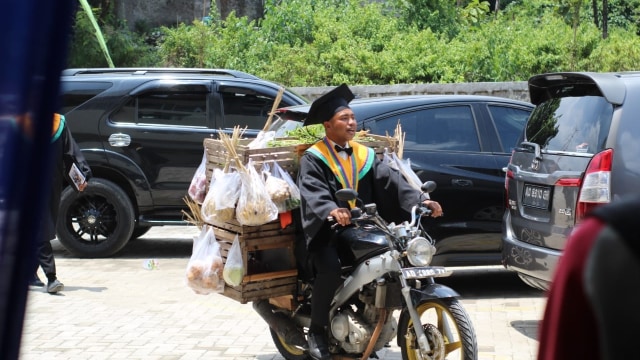 Amirudin, penjual sayur keliling berhasil lulus kuliah.
Foto: Dok. Istimewa