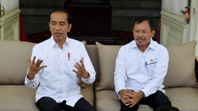 Presiden Joko Widodo (kiri) didampingi Menkes Terawan Agus Putranto saat konferensi pers terkait virus corona di Istana Merdeka, Jakarta, Senin (2/3). Foto: ANTARA FOTO/Sigid Kurniawan