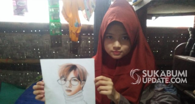 Feby Ayu Arianti (17 tahun) menunjukkan gambar buatannya. Selain mahir menggambar, gadis asal Desa Bojongjengkol, Kecamatan Jampang Tengah, Kabupaten Sukabumi, ini pintar ber-Bahasa Inggris. | Sumber Foto: Ragil Gilang