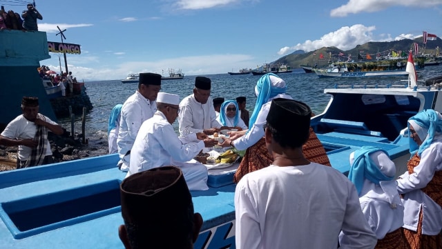 Ritual Foladomo di Tomalou, Tidore Kepulauan, Maluku Utara. Prosesi ini dilakukan saat Pembukaan Festival Kampung Nelayan Tomalou 2020. Foto: Rizal Syam/cermat