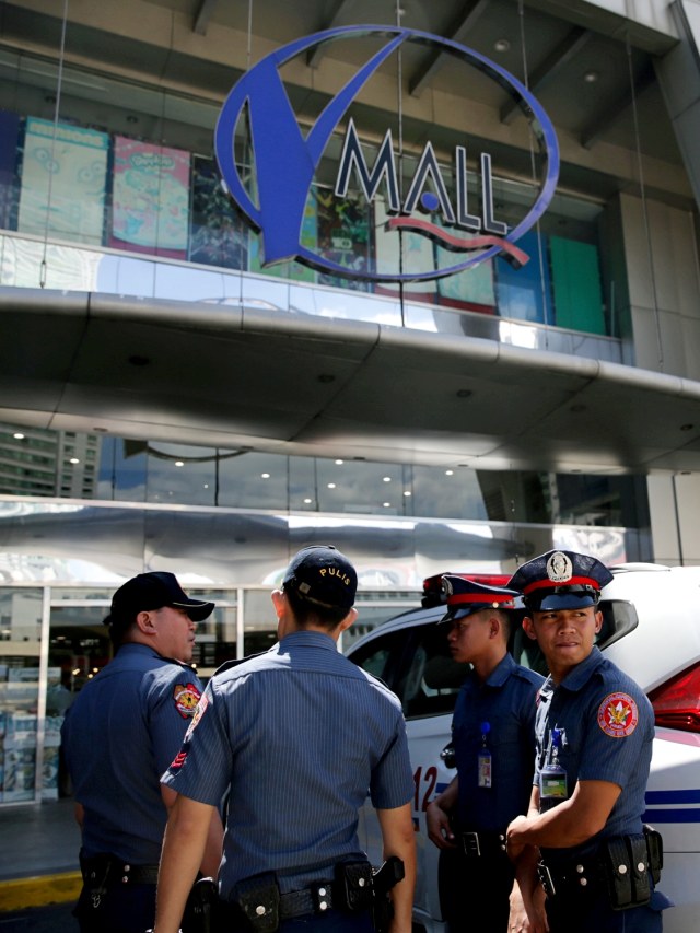 Petugas polisi berjaga di luar Virra Mall usai tembakan terjadi di San Juan City, Metro Manila, Filipina, Senin (2/3) 2020. Foto:  REUTERS/Eloisa Lopez