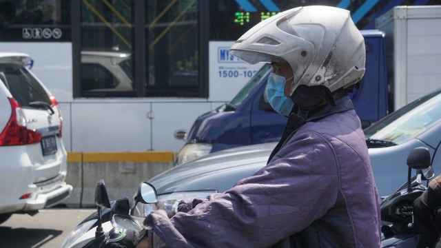 Pengendara motor menggunakan masker beraktivitas di Kawasan MH Thamrin, Jakarta, Senin (2/3). Foto: Fanny Kusumawardhani/kumparan 