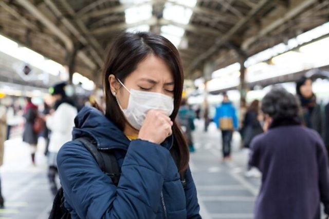 Ilustasi memakai masker untuk menghalau virus. Foto: Shutterstock