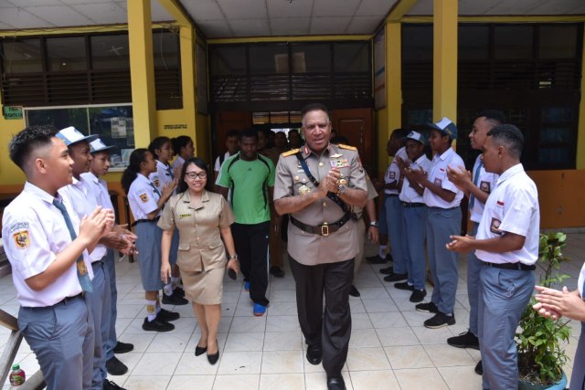 Kapolda Papua, Irjen Pol Paulus Waterpauw saat berada di SMA 5 Jayapura. (Dok: Polda Papua)