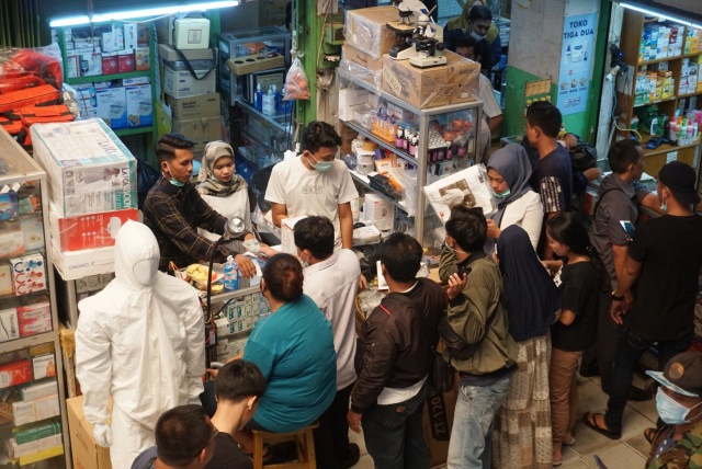 Suasana di Pasar Pramuka usai pengumuman WNI terjangkit virus corona. Foto: Helmi Afandi Abdullah/kumparan