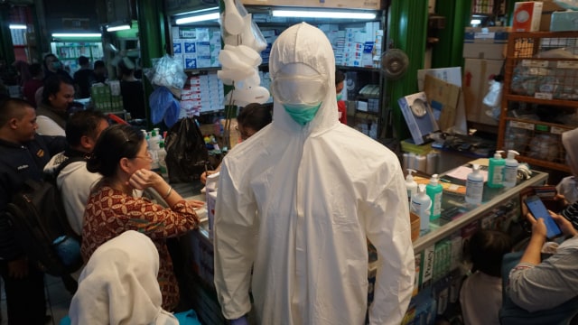 Baju hazmat yang dijual di Pasar Pramuka Foto: Helmi Afandi Abdullah/kumparan