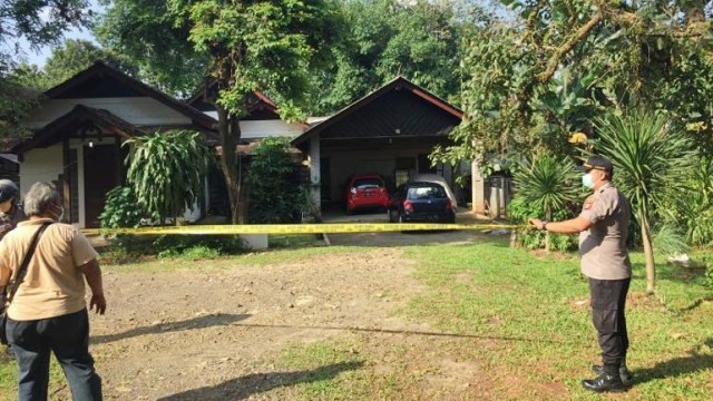 Polisi pasang Police Line di rumah terpapar virus corona di Perum Studio Alam Indah Depok, Senin (2/3). Foto: Rafyq Panjaitan/kumparan