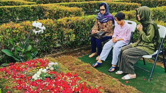 Foto: Noah, BCL, dan Ibunya Kembali Ziarah ke Makam Ashraf Sinclair | kumparan.com