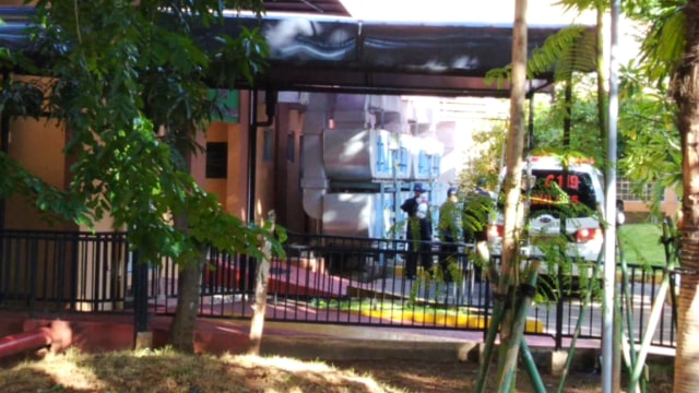 Ambulans dari Depok, tiba di RSPI Sulianti Saroso, Jakarta Utara, Senin (2/3). Foto: Fachrul Irwinsyah/kumparan