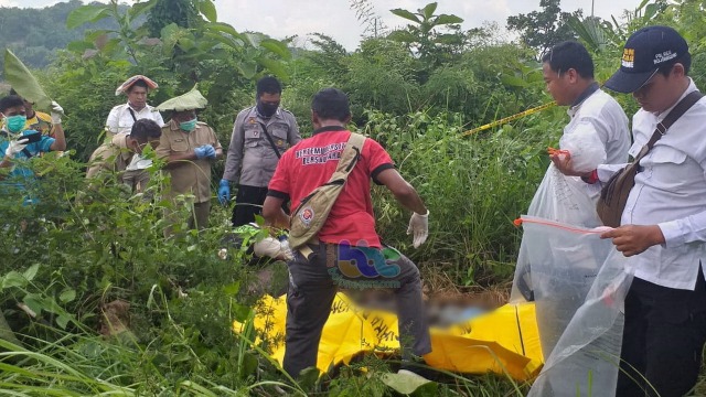 Petugas saat laksanakan Olah TKP di lokasi penemuan kerangka manusia, di dalam hutan Petak di wilayah RPH Mundu BKPH Tondomulo turut Desa Tondomulo  Kecamatan Kedungadem Bojonegoro. Senin (02/03/2020)