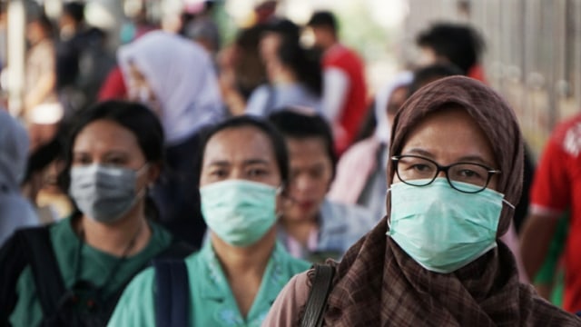 Sejumlahpenumpang menggunakan masker berjalan di Stasiun Depok, Depok, Jawa Barat, Senin (2/3). Foto: Jamal Ramadhan/kumparan 