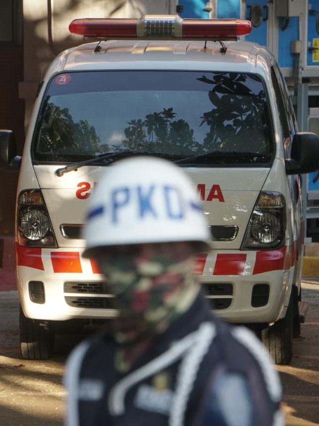 Mobil ambulans Dinas Kesehatan Depok yang diduga membawa pasien positif corona tiba di RSPI Sulianti Saroso, Jakarta Utara, Senin (2/3). Foto: Irfan Adi Saputra/kumparan
