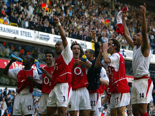 Arsenal merayakan keberhasilan menjadi juara Premier League 2003/04. Foto: AFP/Odd Andersen