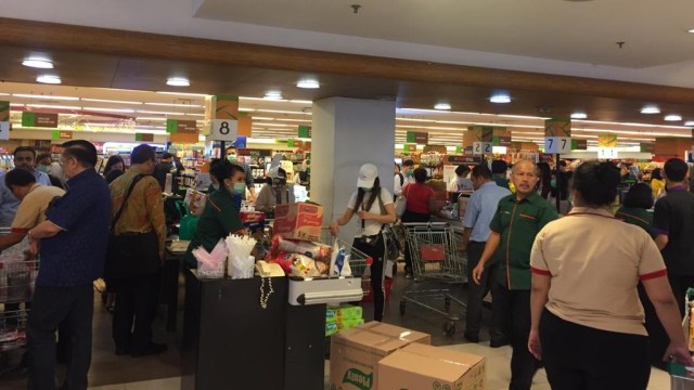 Ramai Berita Corona, Supermarket di Apartemen Pramuka Masih Normal (606203)