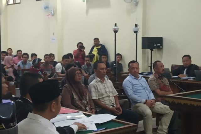 Mantan Kepala Unit Layanan Pengadaan (ULP) 2016-2018, Karnadi (kanan), saat menjadi saksi sidang tipikor Lampung Utara, Senin (2/3) | Foto: Obbie Fernando/Lampung Geh