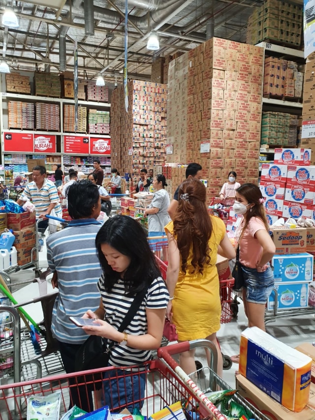 PTR- Pengujung memborong bahan makanan di Lottemart
