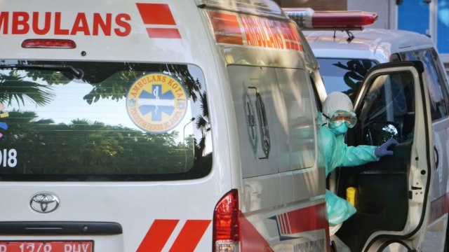 Petugas Ambulans Puskesmas Kebayoran Baru, bersiap membawa pasien yang diduga terkena virus Corona di RSPI Sulianti Saroso, Jakarta Utara, Senin (2/3). Foto: Irfan Adi Saputra/kumparan