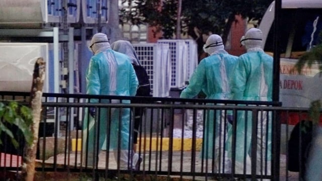 Petugas Ambulans Puskesmas Kebayoran Baru, membawa pasien yang diduga terkena virus Corona di RSPI Sulianti Saroso, Jakarta Utara, Senin (2/3). Foto: Irfan Adi Saputra/kumparan