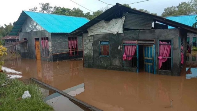 Rumah warga Desa Leleoto, Tobelo Selatan, Halmahera Utara, Maluku Utara, terendam banjir. Foto: Nurkholis Lamaau/cermat