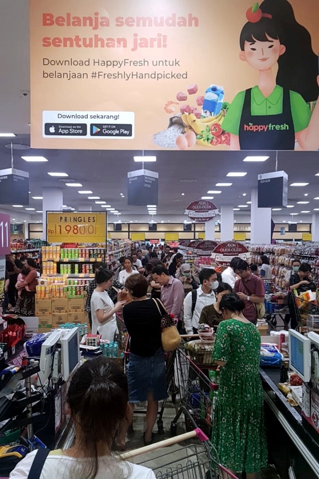 Warga memborong barang-barang di AEON Mall BSD, Tangerang Selatan, Senin (2/3). Foto: Izar Zarona/kumparan