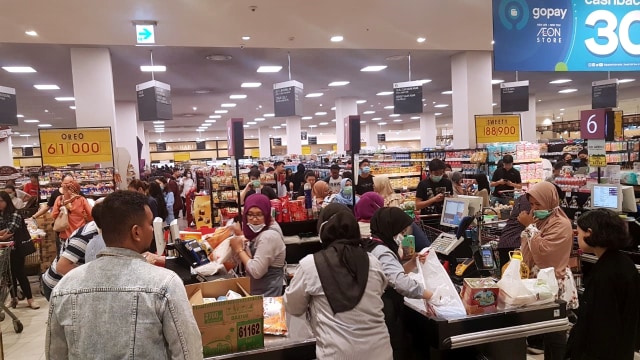 Warga memborong barang-barang di AEON Mall BSD, Tangerang Selatan, Senin (2/3). Foto: Izar Zarona/kumparan