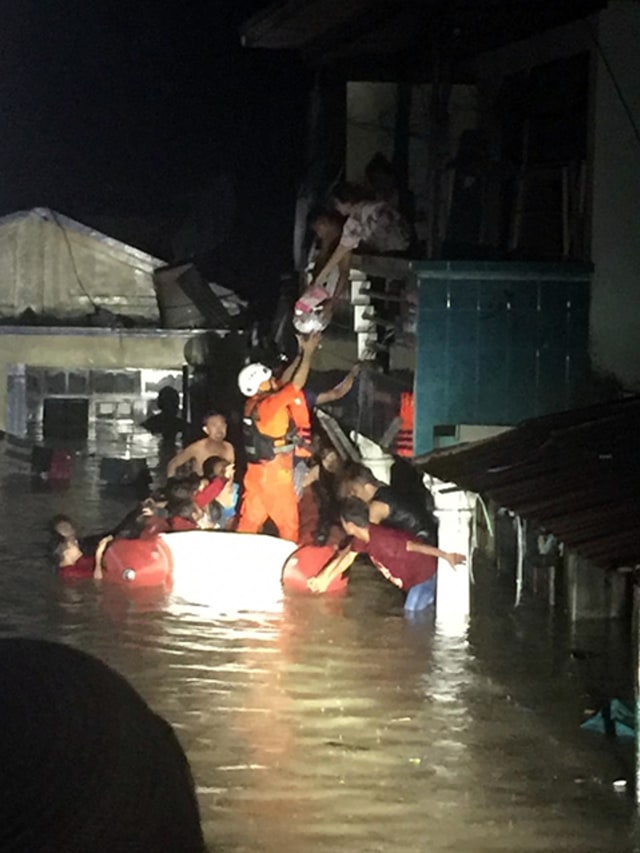 Tim SAR Manado melakukan evakuasi terhadap warga yang terjebak banjir di Kelurahan Mahawu, Kecamatan Tuminting, Kota Manado, Senin (2/3) (foto: basarnas manado)
