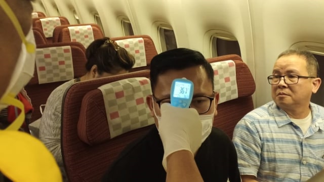 Petugas periksa penumpang di Bandara Soekarno-Hatta