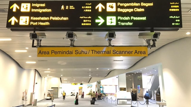 Petugas periksa penumpang di Bandara Soekarno-Hatta