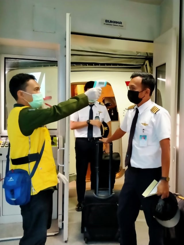 Petugas menggunakan thermal scanner memeriksa suhu tubuh penumpang di Bandara Soekarno-Hatta, Cengkareng, Senin (2/3).  Foto: Dok. Angkasa Pura II
