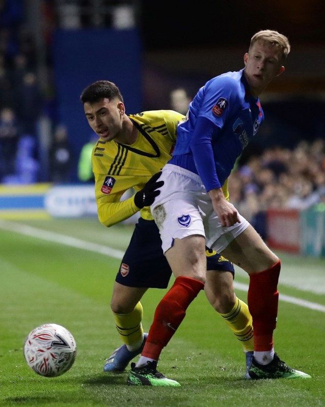 Pemain Portsmouth dan Arsenal berduel memperebutkan bola. Foto: REUTERS/David Klein