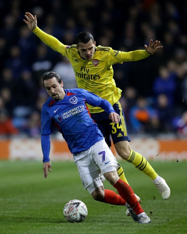 Pemain Arsenal dan Portsmouth memperebutkan bola. Foto: REUTERS/David Klein