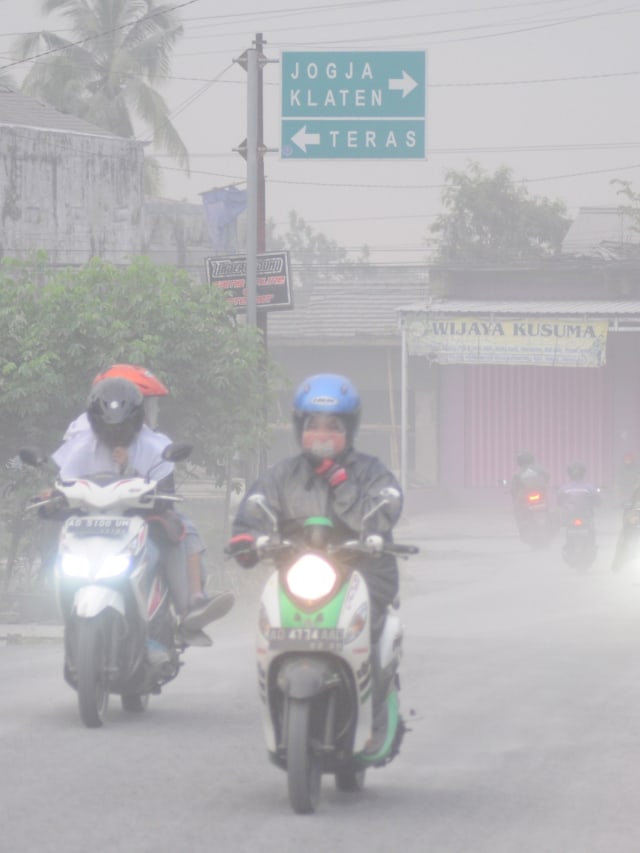 Sejumlah pengendara melintas saat terjadi hujan abu di Mojosongo, Boyolali, Jawa Tengah, Selasa (3/3). Foto: ANTARA FOTO/Aloysius Jarot Nugroho