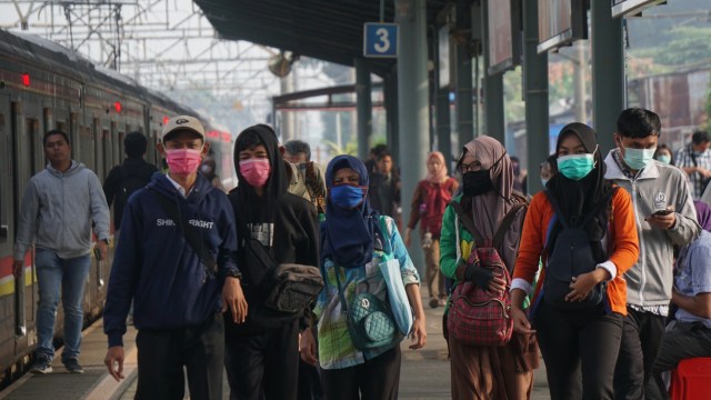Sejumlah pengguna angkutan kereta rel listrik (KRL) mengenakan masker di Stasiun Pasar Minggu, Jakarta, Selasa (3/3).  Foto: Fanny Kusumawardhani/kumparan