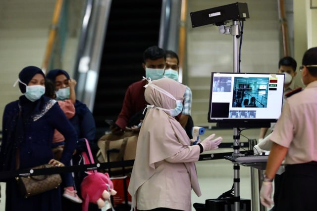 Pemeriksaan penumpang mencegah Virus Corona di Bandara Sultan Iskandar Muda, Aceh Besar. Foto: Suparta/acehkini