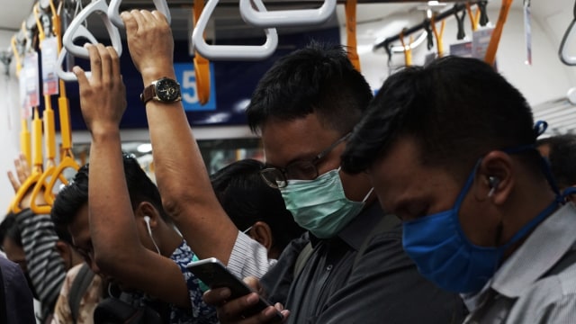 Penumpang Mass Rapid Transit atau MRT Jakarta menggunakan masker. Foto: Jamal Ramadhan/kumparan