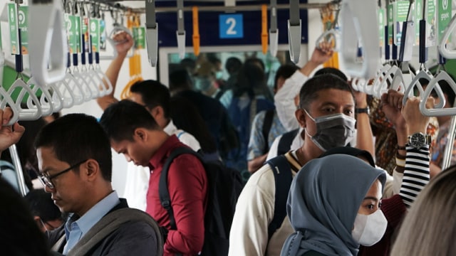 Penumpang Mass Rapid Transit (MRT) Jakarta mengenakan masker. Foto: Jamal Ramadhan/kumparan